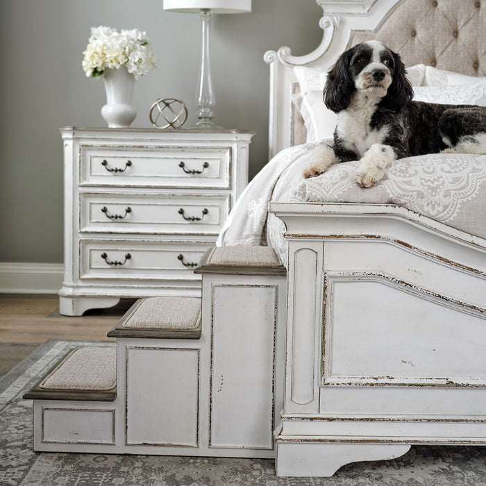 Magnolia Manor Pet Steps in Antique White - Discount Furniture World (Burlington,NC)