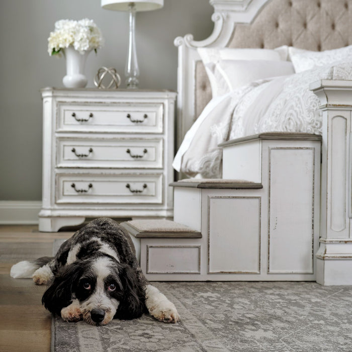 Magnolia Manor Pet Steps in Antique White - Discount Furniture World (Burlington,NC)